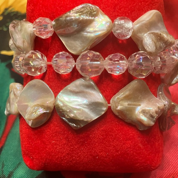 Jewelry - BRACELET FEATURING NATURAL IRIDESCENT SHELL BEADS / FACETED CRYSTAL GLASS BEADS